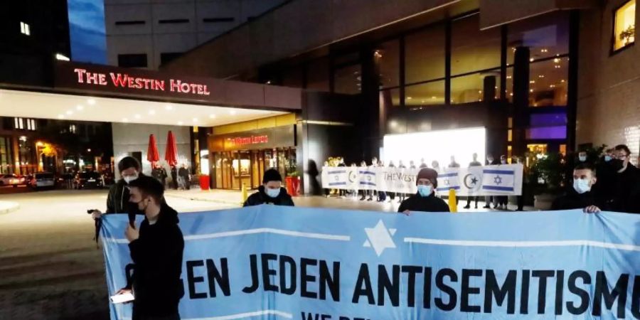 Nach Antisemitismus-Vorwürfen haben sich am Abend Hunderte Menschen vor dem «Westin Hotel» Leipzig versammelt, um Solidarität mit dem Musiker Gil Ofarim und Jüdinnen und Juden in Deutschland zu zeigen. Foto: Dirk Knofe/dpa