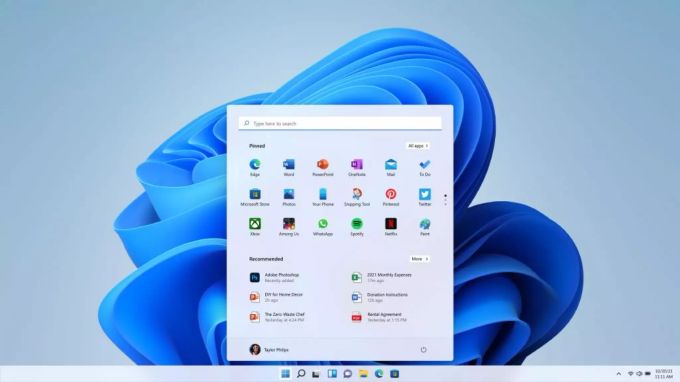 Die zentrierte Taskbar und das Startmenü gehört zu den grössten Änderungen in Windows 11. Windows 11 Taskbar