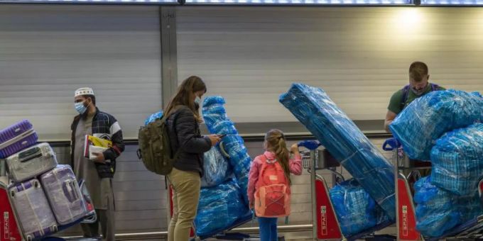 Reisende am Flughafen von Johannesburg. Symbolbild. Foto: Jerome Delay/AP/dpa Reisende am Flughafen von Johannesburg. Symbolbild. Foto: Jerome Delay/AP/dpa