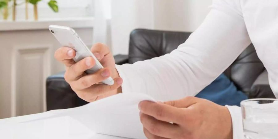 Bald dürfen sich Telekommunikationsverträge nach einer zweijährigen Laufzeit nicht mehr automatisch um die gleiche Laufzeit verlängern. Diese und weitere Änderungen bringt der Dezember. Foto: Christin Klose/dpa-tmn/Archiv