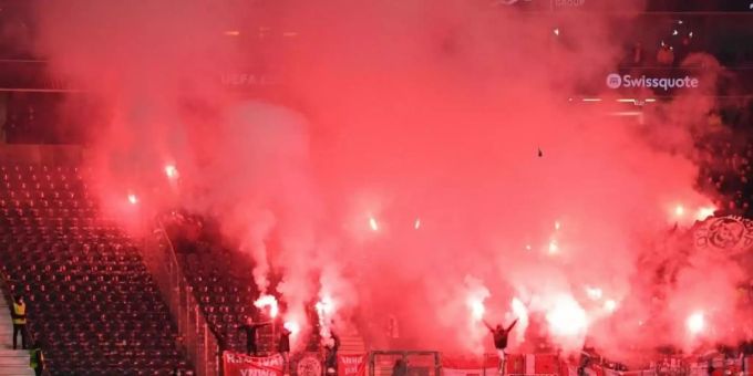 Antwerpener Fans brannten im Frankfurter Stadion Feuerwerkskörper ab. Foto: Arne Dedert/dpa Antwerpener Fans brannten im Frankfurter Stadion Feuerwerkskörper ab. Foto: Arne Dedert/dpa