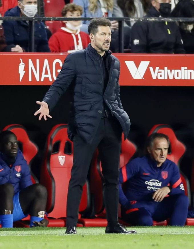 Diego Simeone wechselt Luis Suárez bereits in der 57. Minute aus. Luis Suárez