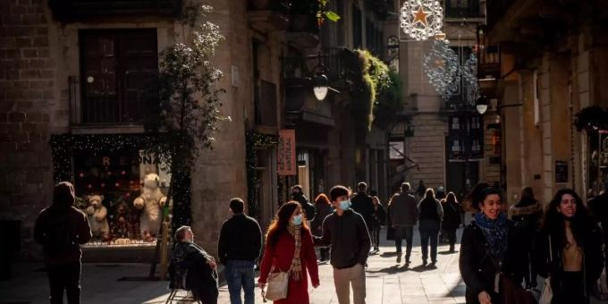 Katalonien mit der Touristenmetropole Barcelona hat angesichts schnell steigender Corona-Zahlen wieder strenge Beschränkungen des öffentlichen Lebens angekündigt. Foto: Jordi Boixareu/ZUMA Press Wire/dpa Katalonien mit der Touristenmetropole Barcelona hat angesichts schnell steigender Corona-Zahlen wieder strenge Beschränkungen des öffentlichen Lebens angekündigt. Foto: Jordi Boixareu/ZUMA Press Wire/dpa
