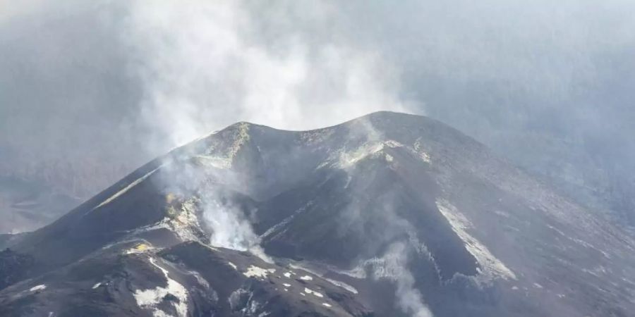 Nur noch kleinere Rauchwolken hängen über dem Vulkan in der Cumbre Vieja auf La Palma. Foto: Alexandre Diaz/EUROPA PRESS/dpa