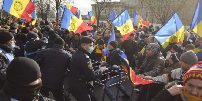 Polizisten der Bereitschaftspolizei ringen vor dem Parlamentspalast in Bukarest mit Demonstranten. Foto: Alexandru Dobre/AP/dpa Polizisten der Bereitschaftspolizei ringen vor dem Parlamentspalast in Bukarest mit Demonstranten. Foto: Alexandru Dobre/AP/dpa