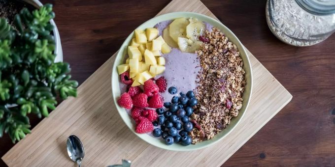 Superfood in Smoothie Bowls sind in den letzten Jahren zum Mega-Trend geworden. Müsli mit Superfood