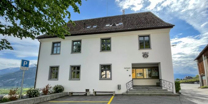 Das Gemeindehaus in Jenins. Das Gemeindehaus in Jenins.