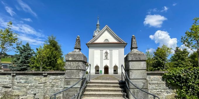 Die Kirche in Adligenswil. Die Kirche in Adligenswil.