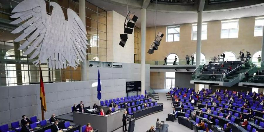 Sitzung des Bundestags. 40 Prozent halten die Demokratie für «eher schlecht» oder «sehr schlecht» geeignet, die Herausforderungen einer Pandemie zu meistern, 15 Prozent sind unentschieden. Foto: Michael Kappeler/dpa