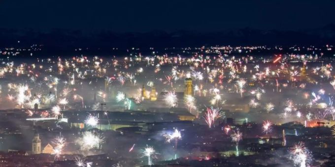 In diesem Jahr wird Silvester wieder leiser. Böller und Feuerwerk dürfen zum Jahreswechsel 2021/22 nicht verkauft werden. Foto: Matthias Balk/dpa/Archivbild In diesem Jahr wird Silvester wieder leiser. Böller und Feuerwerk dürfen zum Jahreswechsel 2021/22 nicht verkauft werden. Foto: Matthias Balk/dpa/Archivbild