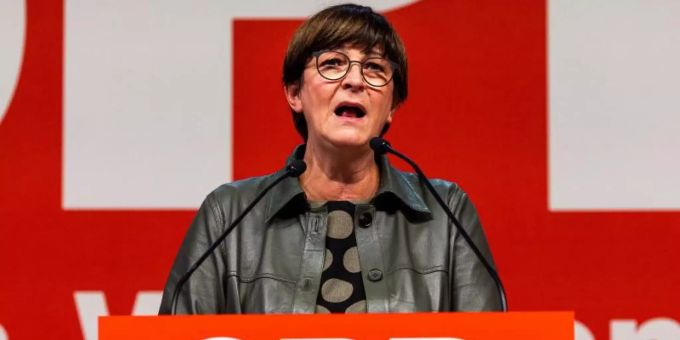 SPD-Chef Saskia Esken wirbt auf dem Landesparteitag in Freiburg für die Ampel-Koalition. Foto: Philipp von Ditfurth/dpa SPD-Chef Saskia Esken wirbt auf dem Landesparteitag in Freiburg für die Ampel-Koalition. Foto: Philipp von Ditfurth/dpa