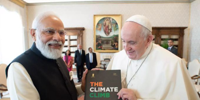 HANDOUT - Narendra Modi, Premierminister von Indien, überreicht Papst Franziskus ein Buch zur Klimastrategie Indiens während eines Treffens im Vatikan. Nach dem Treffen reist Modi weiter zum UN-Klimagipfel COP26, der an diesem Sonntag (31.10.2021) in Glasgow beginnt. Foto: Vatican Media/ANSA via ZUMA Press/dpa - ACHTUNG: Nur zur redaktionellen Verwendung im Zusammenhang mit der aktuellen Berichterstattung und nur mit vollständiger Nennung des vorstehenden Credits HANDOUT - Narendra Modi, Premierminister von Indien, überreicht Papst Franziskus ein Buch zur Klimastrategie Indiens während eines Treffens im Vatikan. Nach dem Treffen reist Modi weiter zum UN-Klimagipfel COP26, der an diesem Sonntag (31.10.2021) in Glasgow beginnt. Foto: Vatican Media/ANSA via ZUMA Press/dpa - ACHTUNG: Nur zur redaktionellen Verwendung im Zusammenhang mit der aktuellen Berichterstattung und nur mit vollständiger Nennung des vorstehenden Credits