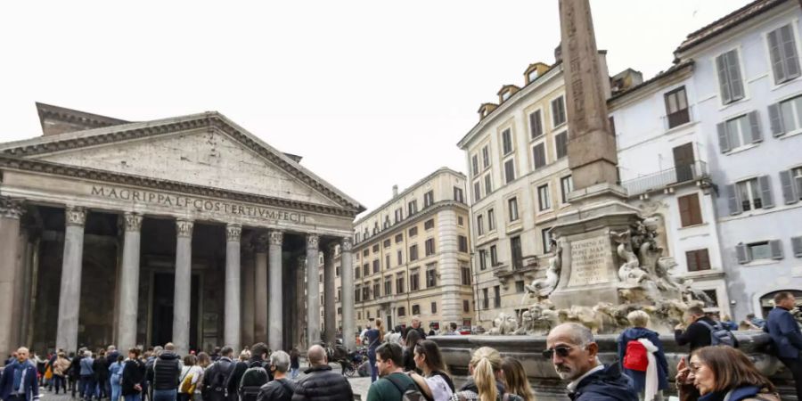 ARCHIV - Touristen stehen in einer Schlange und warten, um das Pantheon zu besuchen. Die Corona-Inzidenz ist in Italien erneut deutlich gestiegen. Das teilte das Oberste Gesundheitsinstitut am Freitag in Rom mit. Foto: Fabio Frustaci/ANSA via ZUMA Press/dpa