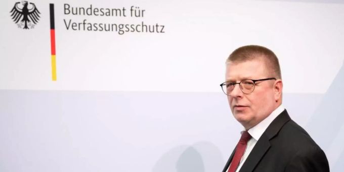 «Es ist viel Maulheldentum dabei. Über Gewalt zu reden und sie zu begehen, ist ein Unterschied»: Thomas Haldenwang. Foto: Kay Nietfeld/dpa «Es ist viel Maulheldentum dabei. Über Gewalt zu reden und sie zu begehen, ist ein Unterschied»: Thomas Haldenwang. Foto: Kay Nietfeld/dpa