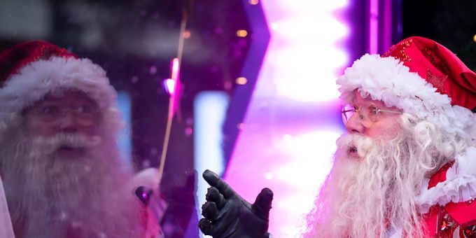 ARCHIV - Ein als Weihnachtsmann verkleideter Mann steht vor Selfridges, als das Kaufhaus seine Weihnachtsdekoration im Schaufenster in der Oxford Street enthüllt. Foto: Aaron Chown/PA Wire/dpa ARCHIV - Ein als Weihnachtsmann verkleideter Mann steht vor Selfridges, als das Kaufhaus seine Weihnachtsdekoration im Schaufenster in der Oxford Street enthüllt. Foto: Aaron Chown/PA Wire/dpa