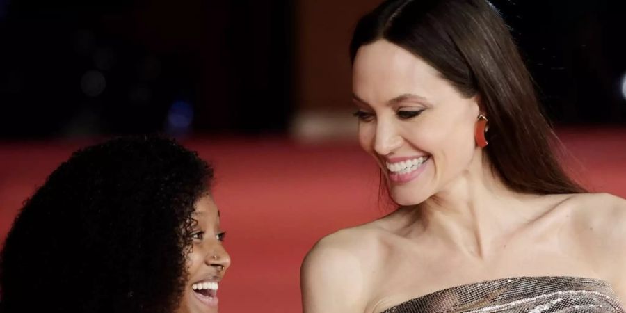 Angelina Jolie (r.) und Tochter Zahara bei der Premiere des Films «Eternals» in Rom.