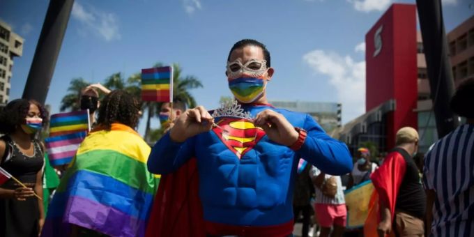 Superman und Regenbogenfahne Superman und Regenbogenfahne