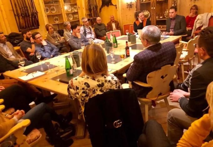 FDP-Hock zum Thema Tourismus im Engadin mit Marijana Jakic, Brand Managerin St. Moritz und Jan Steiner, Brand Manager Engadin, der ESTM AG. FDP St. Moritz
