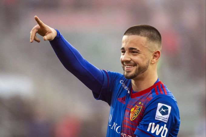 Edon Zhegrova, Spieler vom FC Basel, hat nach dem Spiel gegen Sion gut lachen. FC Basel