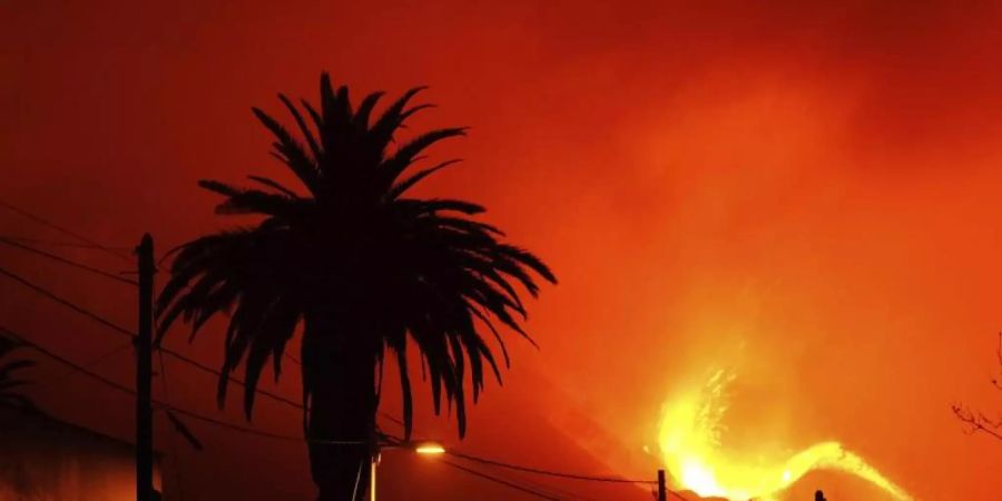 Lava fliesst aus dem Vulkan Cumbre Vieja auf der Kanareninsel La Palma. Foto: Daniel Roca/AP/dpa