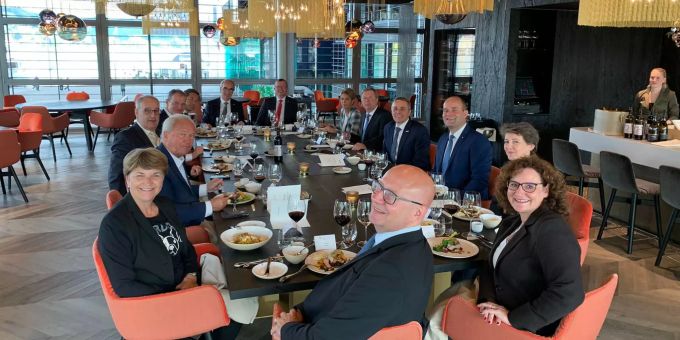 Gemeinsames Mittagessen der Landes- und der Kantonsregierung mit der Krienser Stadtpräsidentin Christine Kaufmann-Wolf im KKL Luzern Kriens