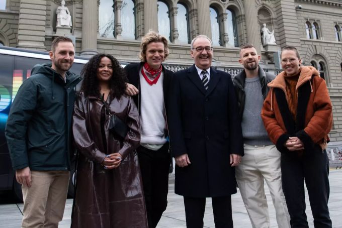 Bundespräsident mit Musikerinnen und Musikern auf dem Bundesplatz zum Startschuss der Impfwoche. Parmelin Stress Impfkonzert