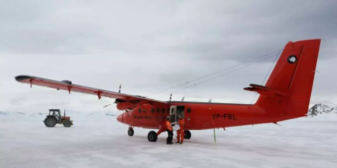 Transport des AstraZeneca-Impfstoffs auf die Station Rothera Transport des AstraZeneca-Impfstoffs auf die Station Rothera