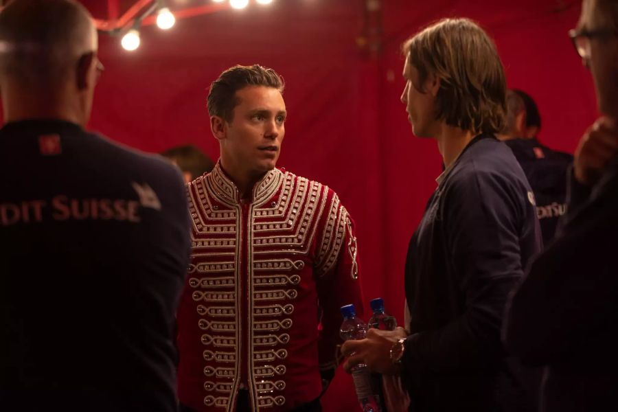 Bastian Baker, der im Circus Knie auftritt, mit Yann Sommer.