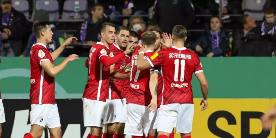 Erst nach Elfmeterschiessen kam der SC Freiburg beim VfL Osnabrück weiter. Foto: Friso Gentsch/dpa