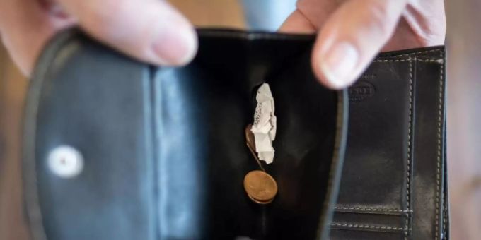 Wegen der Corona-Pandemie geraten laut Schuldnerberatungsstellen immer mehr Menschen in Deutschland in finanzielle Not. Foto: Peter Steffen/dpa Wegen der Corona-Pandemie geraten laut Schuldnerberatungsstellen immer mehr Menschen in Deutschland in finanzielle Not. Foto: Peter Steffen/dpa