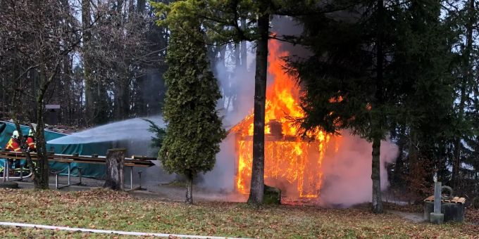Beim Waldhüttenbrand in Gachnang wurde niemand verletzt. Flächenbrand