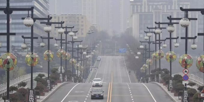 Autos auf einer fast leeren Strasse in Xi'an in der nordwestchinesischen Provinz Shaanxi. Foto: Shao Rui/Xinhua/AP/dpa Autos auf einer fast leeren Strasse in Xi'an in der nordwestchinesischen Provinz Shaanxi. Foto: Shao Rui/Xinhua/AP/dpa