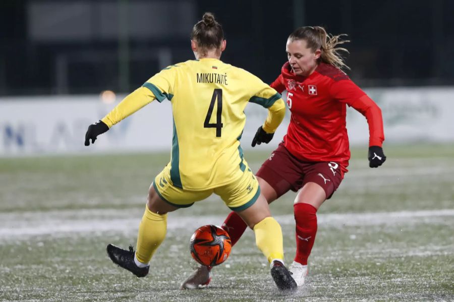 Noelle Marz (r.) im Duell mit Litauen-Verteidigerin Algimante Mikutaite (l.).