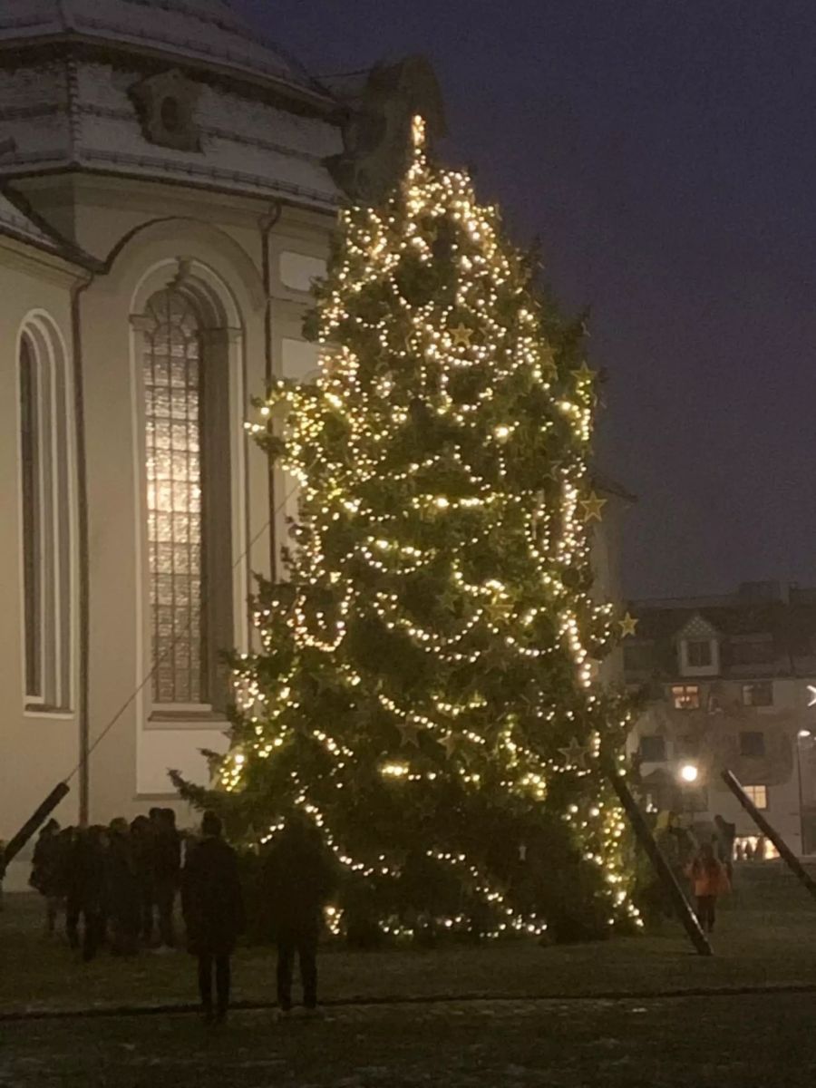 Auf dem Klosterplatz in St.Gallen befindet sich ein 16 Meter grosser Christbaum.