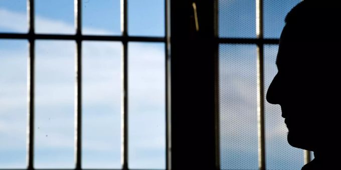 Ein Gefängnisinsasse sitzt in einer Justizvollzugsanstalt vor einem vergitterten Fenster. (Archivbild) Hannibal sterben