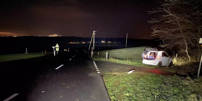 Der Lenker des involvierten Personenwagens wurde leicht verletzt. Unfall