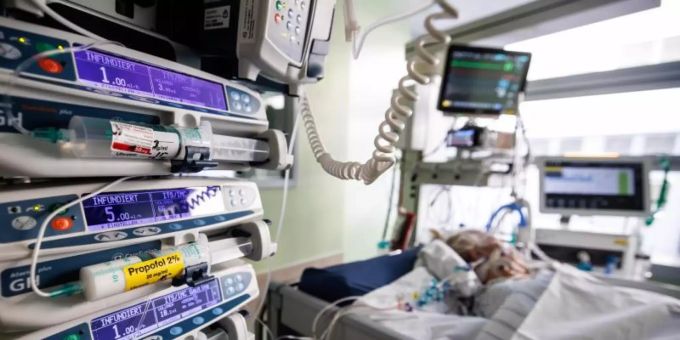Infusionsgeräte stehen neben dem Bett eines Covid-19-Intensivpatienten in einer bayerischen Klinik. Foto: Matthias Balk/dpa Infusionsgeräte stehen neben dem Bett eines Covid-19-Intensivpatienten in einer bayerischen Klinik. Foto: Matthias Balk/dpa