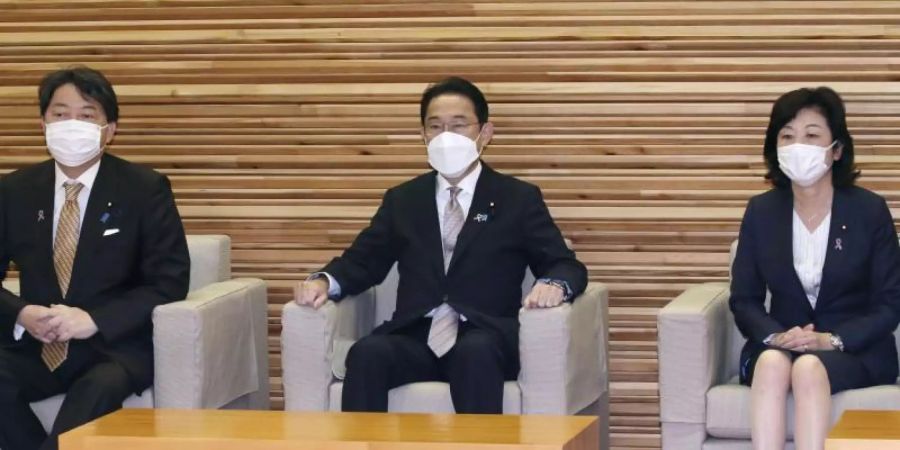 Der japanische Aussenminister Yoshimasa Hayashi, Premierminister Fumio Kishida und Seiko Noda, Ministerin für regionale Wiederbelebung, nehmen an einer Kabinettssitzung teil. Foto: -/kyodo/dpa