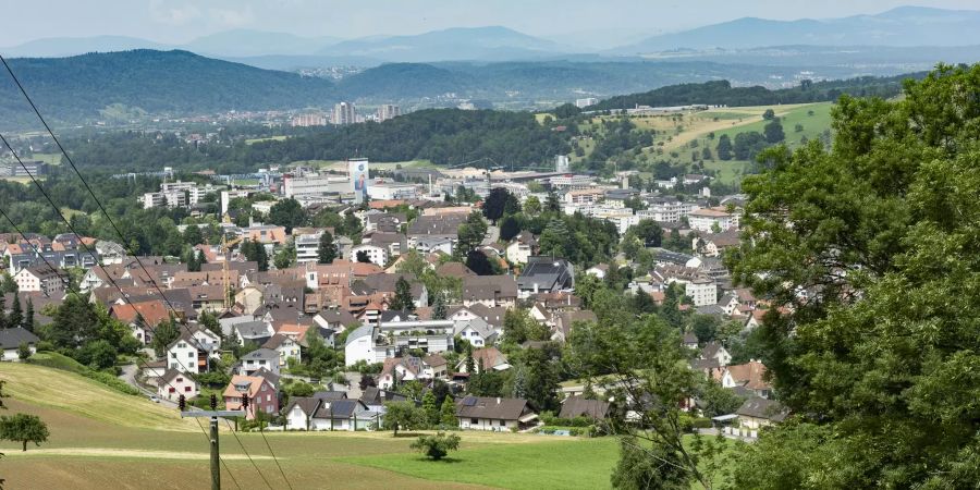 Blick auf Frenkendorf mit Kirche und Industriegebiet vom Bienenberg aus gesehen.