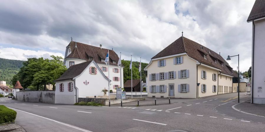 Die Hauptstrasse Aesch mit dem Schlosskomplex und der Gemeindeverwaltung. - Aesch (BL)