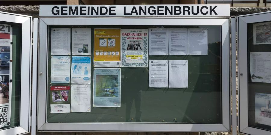 Die Gemeindeverwaltung mit dem Infokasten in Lagenbruck.