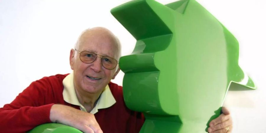 Der Erfinder des Ampelmännchens, Karl Peglau, mit einem überdimensionalen Ampelmännchen. Foto: picture alliance / Stephanie Pilick/dpa