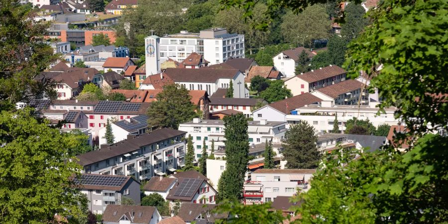 Blick auf den westlichen Ortsteil Pratteln mit der röm.-kath. Kirche St. Antonius von Padua.