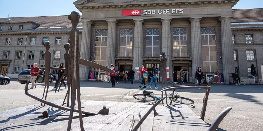 Bahnhof und Bahnhofplatz Biel.