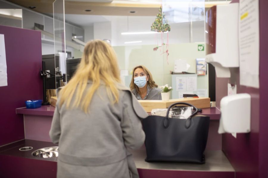 Eine Mitarbeiterin spricht im Suchtzentrum Arud in Zürich mit einer Patientin.