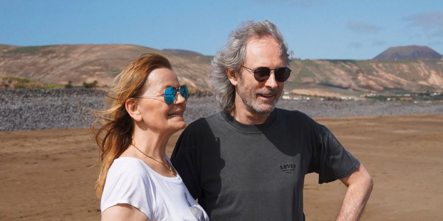 Sänger Wolfgang Petry mit seiner Frau Rosie am Strand.