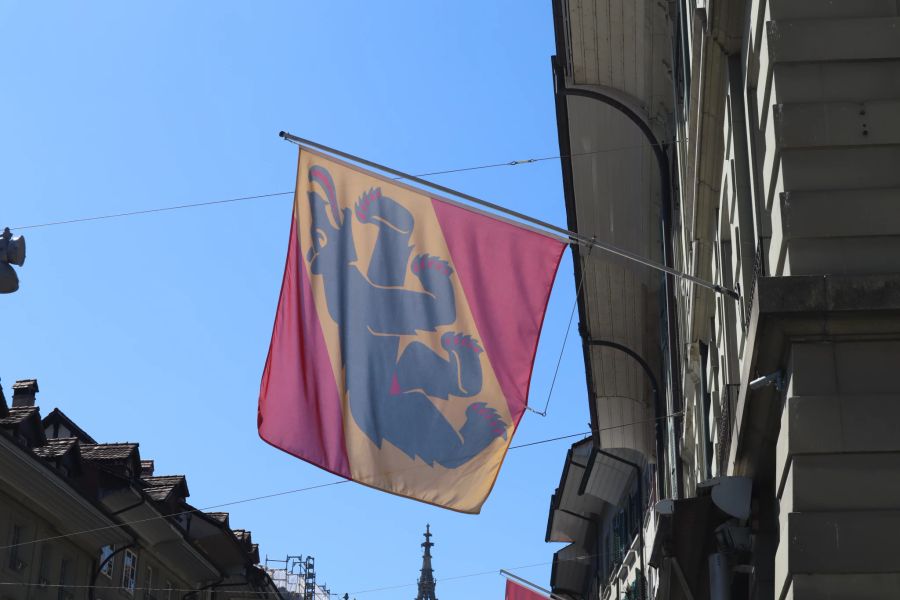 Die Fahne mit dem Wappentier des Kantons Bern, dem Berner Bär, weht in der Altstadt.