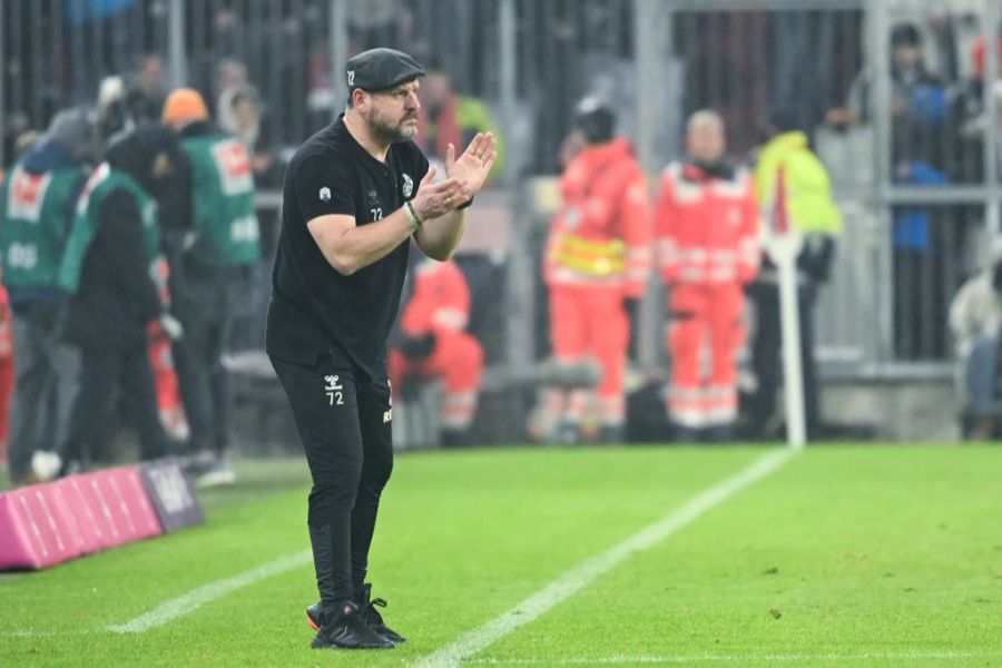 Köln-Trainer Steffen Baumgart coacht sein Team an der Seitenlinie - im T-Shirt!