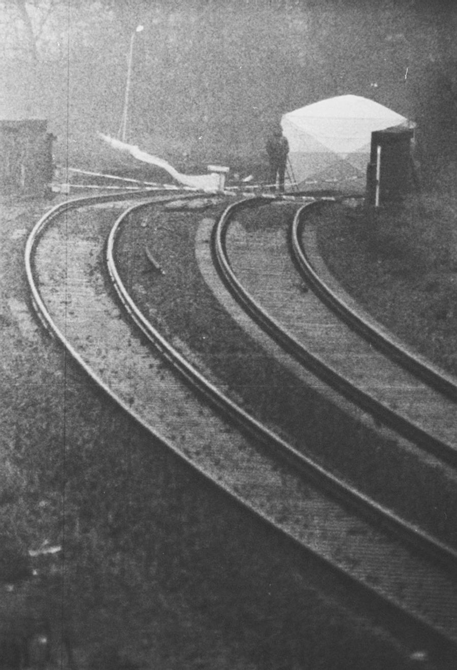 Die beiden Jungen folterten Bulger bis zum Tod und deponierten ihn anschliessend auf einem Bahngleis. Hier wurde er gefunden, nachdem ein Zug über ihn gefahren war. Das Zelt der Polizei mark