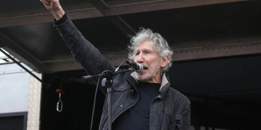 Der Pink-Floyd-Bassist Roger Waters geht juristisch gegen die behördlichen Absagen seiner Konzerte in München und Frankfurt vor und wehrt sich gegen Antisemitismus-Vorwürfe.